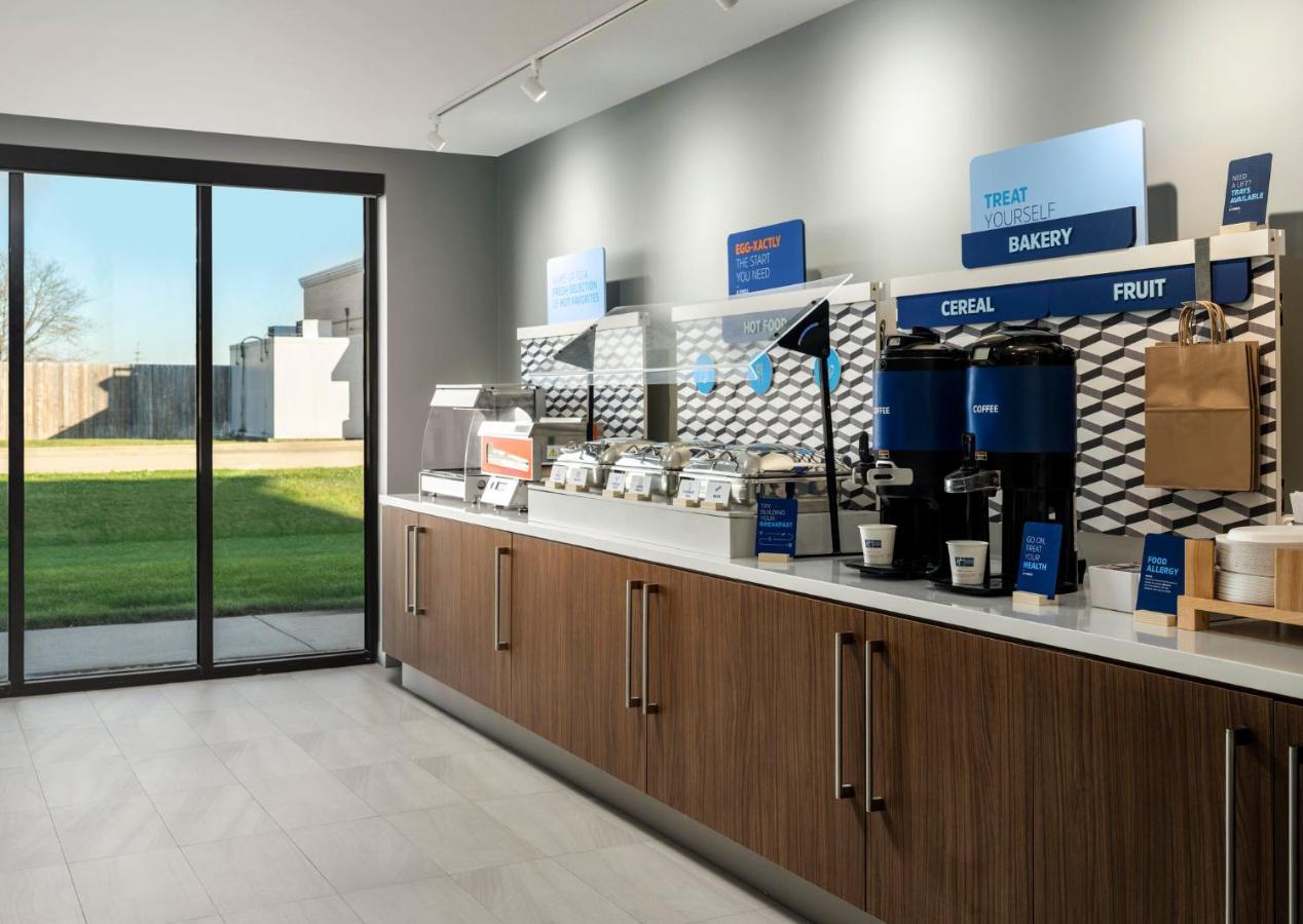 Holiday Inn Express Peru-Lasalle Area By Ihg Exterior photo
